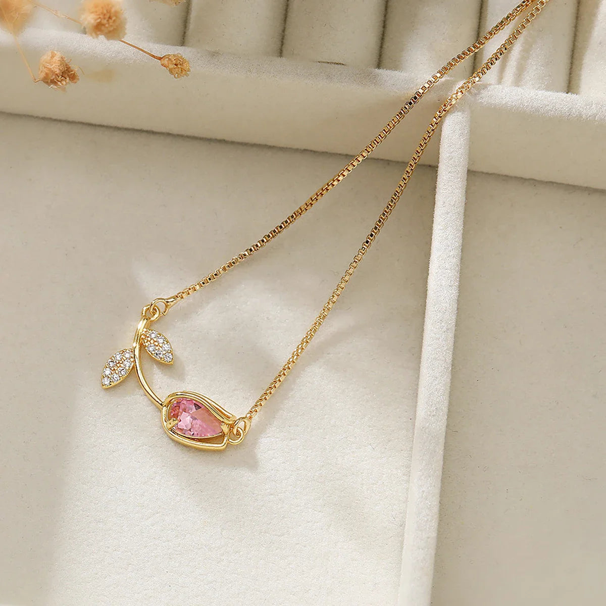 Cute Tulip Bracelet - Pink & White Savaé Design